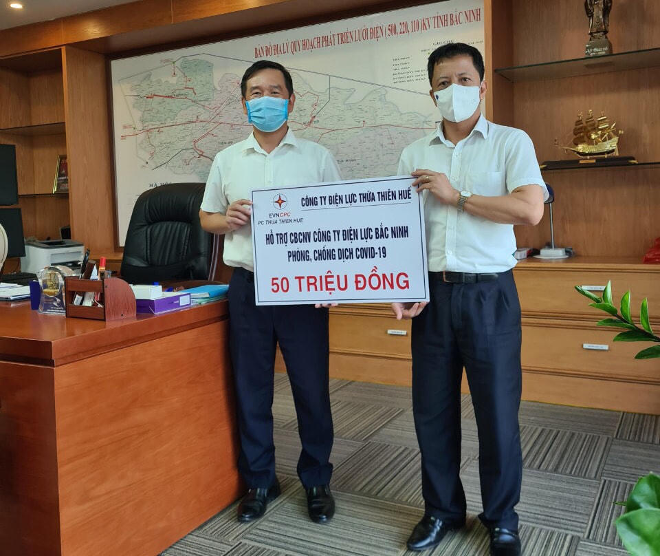Đại diện Công ty Điện lực Thừa Thiên - Huế hỗ trợ 50 triệu đồng phòng, chống dịch Covid-19.