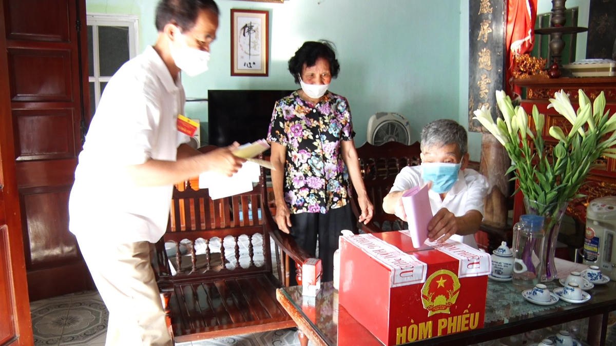 Do sức khỏe yếu nên ông Lê Văn Bệ được Tổ bẩu cử mang hòm phiếu phụ đến tận nhà.