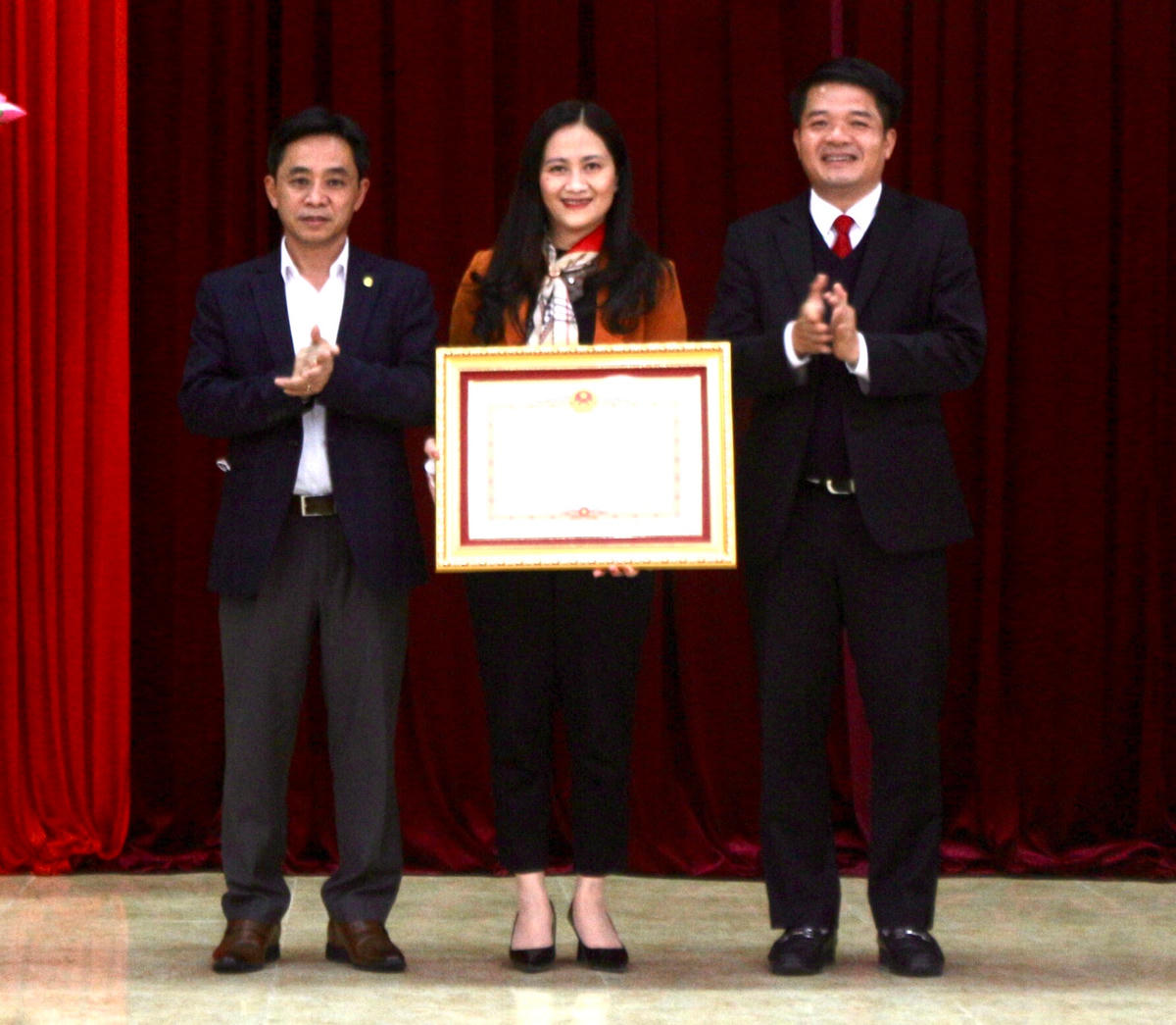 Phó Chủ tịch Ủy ban MTTQ Việt Nam tỉnh Hà Tĩnh Phạm Thị Thu Hà được Thủ tướng Chính phủ tặng Bằng khen.