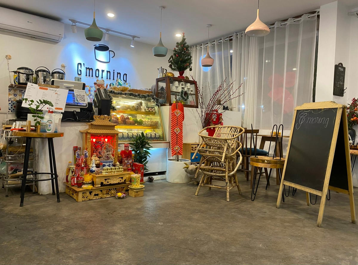 Quán cafe thường chật kín khách mỗi tối, nay phải dọn bàn ghế vào sớm.