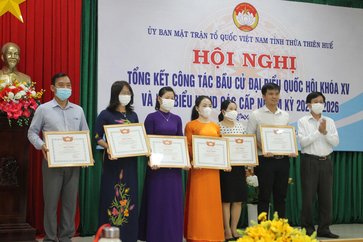 ... và cá nhân có thành tích xuất sắc trong công tác bầu cử đại biểu Quốc hội khoá XV và HĐND các cấp nhiệm kỳ 2021-2026.
