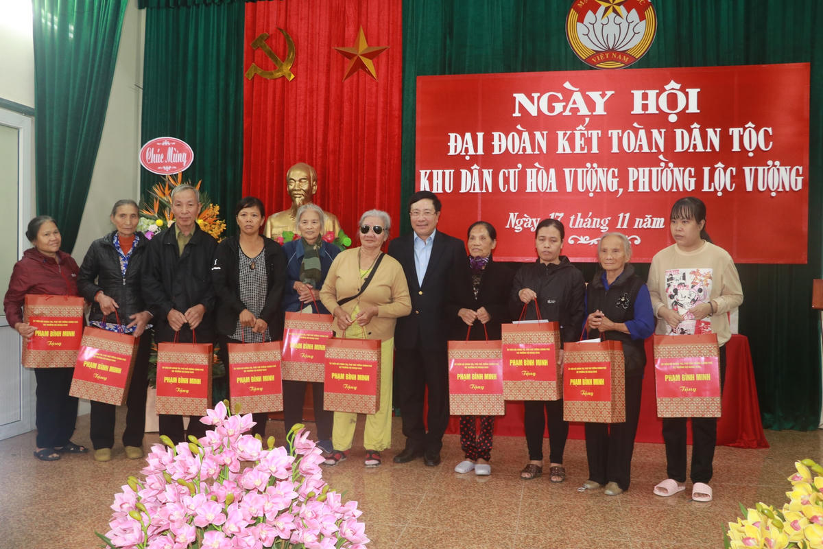 Phó Thủ tướng Phạm Bình Minh tặng quà nhân dân khu dân cư Hòa Vượng.