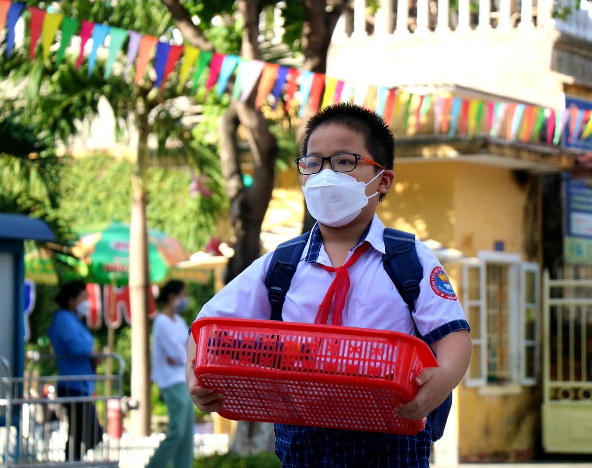 Trước đó, UBND tỉnh Thừa Thiên-Huế đã có văn bản thống nhất chủ trương cho học sinh mầm non và giáo dục phổ thông tập trung đến trường học tập trong điều kiện bình thường mới đối với các địa bàn đảm bảo an toàn phòng, chống dịch bệnh từ ngày 20/9.UBND tỉnh Thừa Thiên-Huế giao trách nhiệm cho Sở Giáo dục và Đào tạo, UBND các huyện, thị xã, TP Huế căn cứ vào tình hình dịch bệnh tại các địa phương, đơn vị để quyết định cho học sinh đến trường đối với các trường học trực thuộc theo phân cấp quản lý.