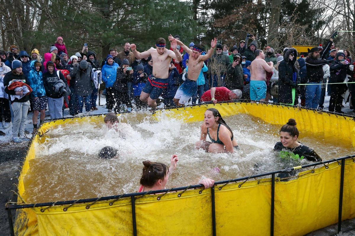 Mọi người tham gia vào lễ hội hàng năm của ‘Lewisburg polar bear plunge’. Tiền thu được từ sự kiện sẽ mang lại lợi ích cho Lewisburg Neighborhoods, một nhóm hoạt động để hồi sinh trung tâm thành phố Lewisburg. Ảnh: Paul Weaver / Sopa Images / Rex / Shutterstock.