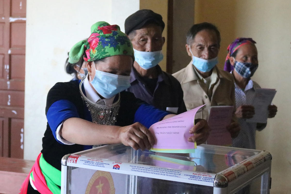 Cử tri người đồng bào dân tộc Mông bản Huồi Đun, xã Huồi Tụ, huyện Kỳ Sơn, tham gia bỏ phiếu bầu đại biểu đại diện cho nhân dân.Ảnh: Truyền hình Nghệ An.  