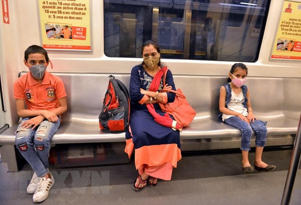 Người dân đeo khẩu trang phòng lây nhiễm Covid-19 khi đi tàu điện ngầm tại New Delhi, Ấn Độ, ngày 7/9/2020. (Ảnh: THX/TTXVN).