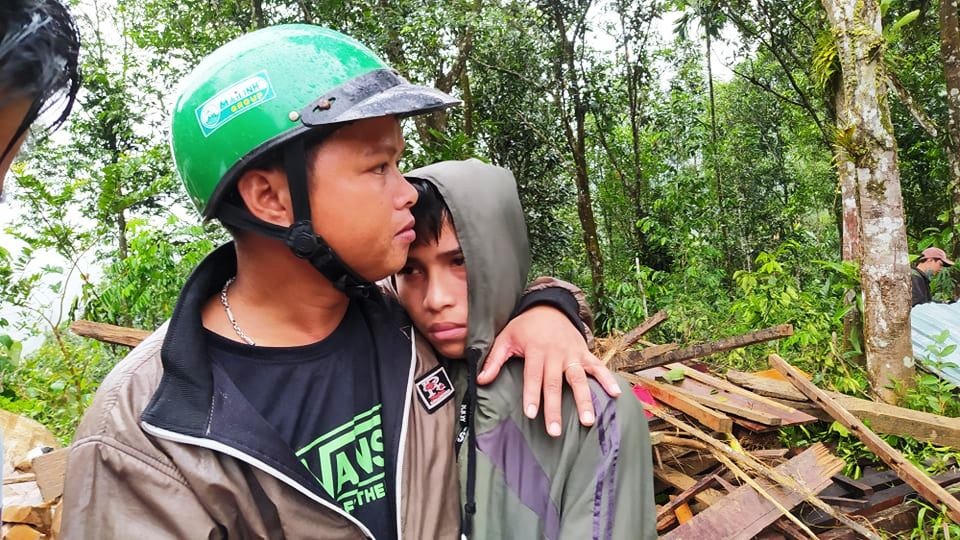 Em Tú ôm thầy giáo trước nỗi đau mất người thân.