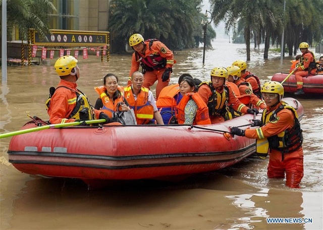 Giải cứu người dân bị ảnh hưởng bởi lũ lụt ở Trùng Khánh (Ảnh: Tân Hoa Xã).