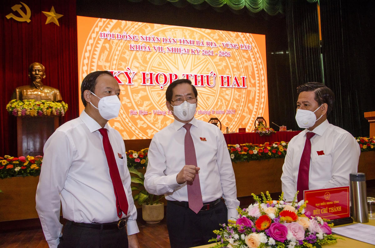Bí thư tỉnh ủy, Chủ tịch HĐND tỉnh trao đổi với các đại biểu bên lề kỳ họp.