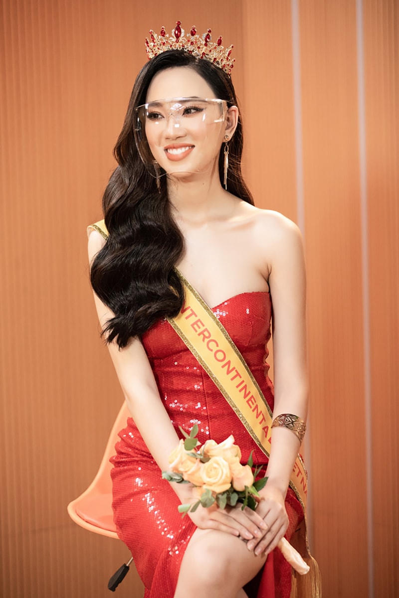 Á hậu Thuý An - đại diện Việt Nam tại cuộc thi Hoa hậu Liên lục địa 2019 đã trao sash cho người đẹp Trần Hoàng Ái Nhi.