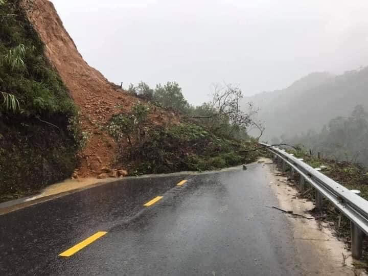 Mưa lớn liên tục khiến tuyến đường Quốc lộ 49A đoạn Huế đi A Lưới bị sạt lở.
