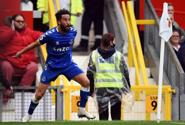 Andros Townsend bắt chước kiểu ăn mừng của Ronaldo sau khi ghi bàn vào lưới Man United.