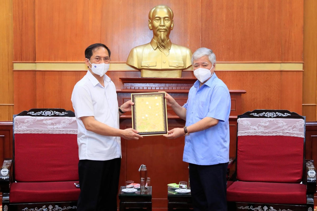 Chủ tịch Đỗ Văn Chiến trao thư cảm ơn cộng đồng người Việt Nam ở nước ngoài ủng hộ công tác phòng, chống dịch và Quỹ Vaccine phòng, chống Covid-19.