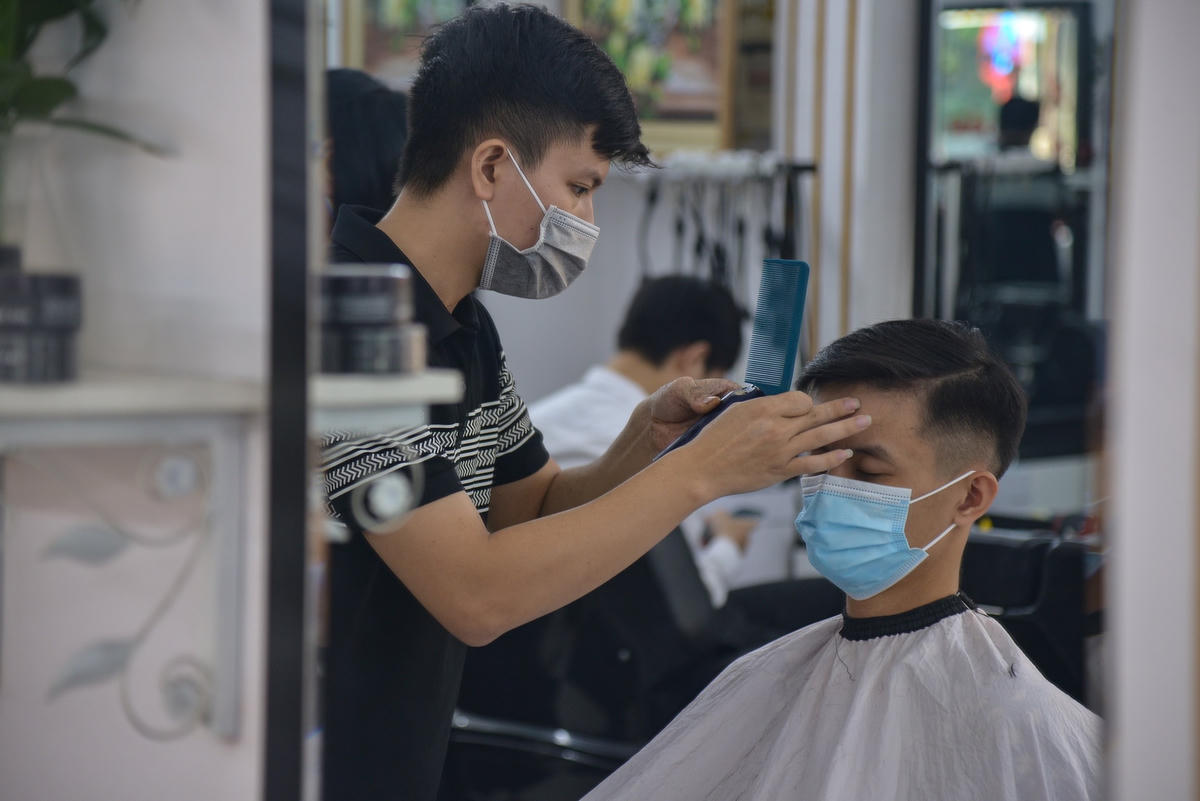 Các chủ tiệm cắt tóc làm việc liên tục để phục vụ khách hàng. 