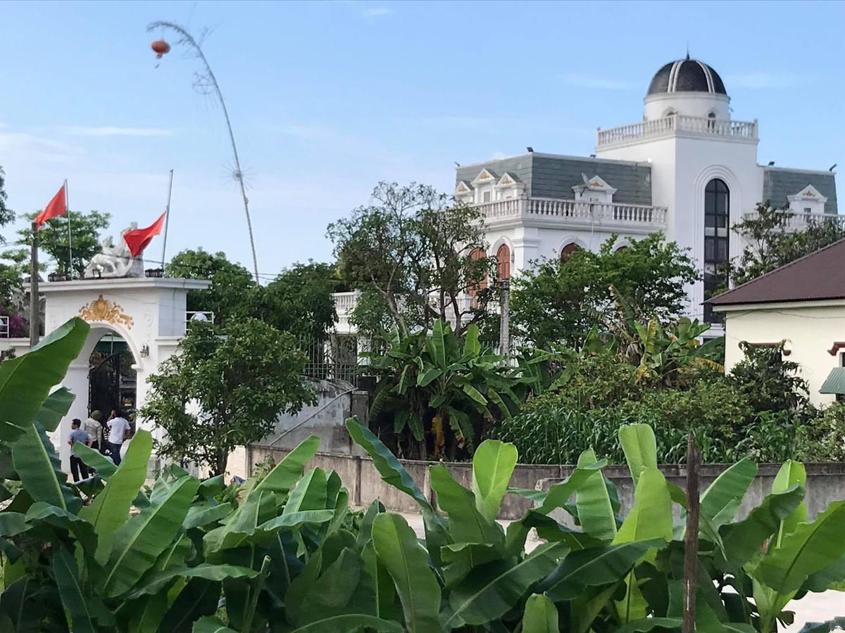 Ngôi nhà kiểu lâu đài của đối tượng Phú nơi xảy ra vụ án mạng.