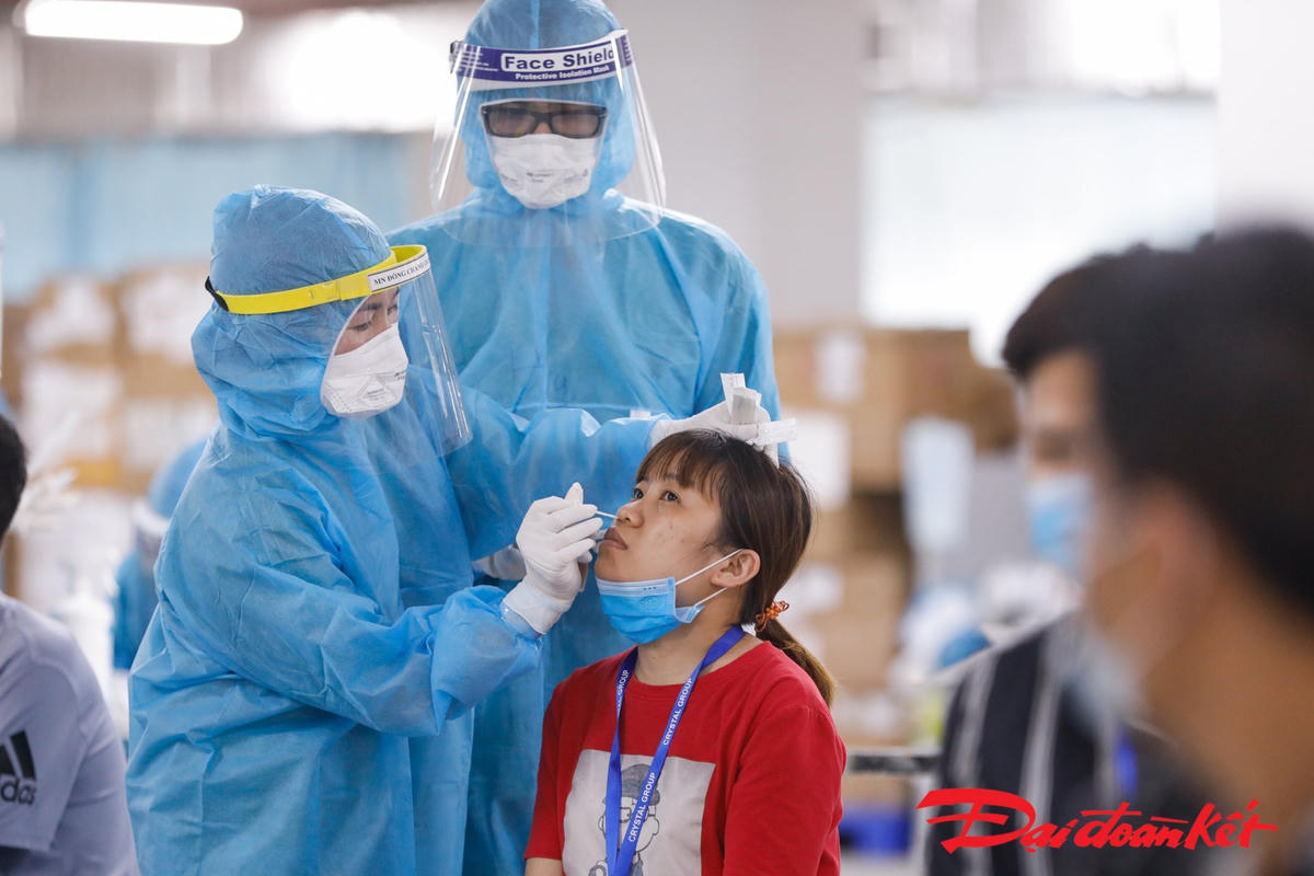 [ẢNH] Xuyên đêm lấy mẫu xét nghiệm Covid-19 cho 10 nghìn công nhân KCN Quang Châu