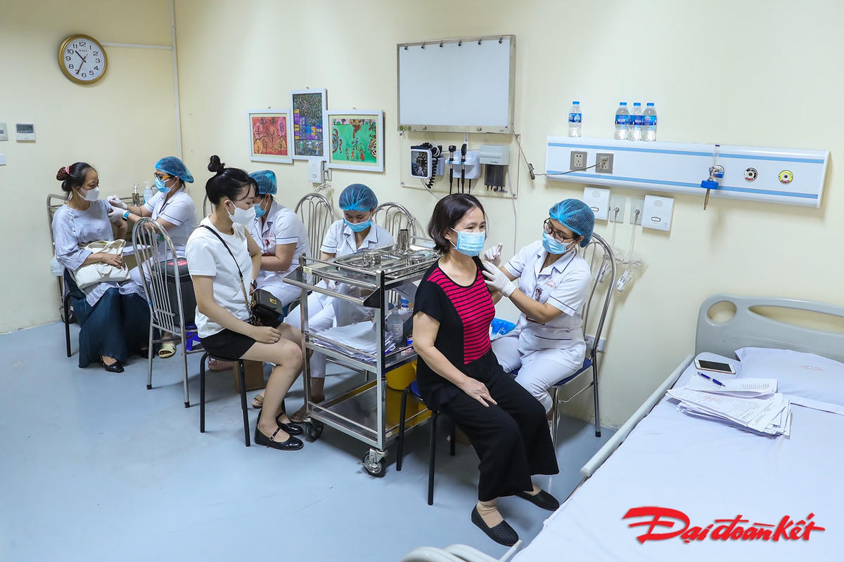 Bệnh viện E là một trong những bệnh viện đảm bảo năng lực phòng chống Covid-19 với 3 tiêu chí “sạch”: Thứ nhất, bệnh nhân “sạch” (bao gồm bệnh nhân vào khám, bệnh nhân nội trú, bệnh nhân tuyến dưới chuyển lên) cần được sàng lọc kỹ càng, khai thác yếu tố dịch tễ, xét nghiệm... Thứ hai, nhân viên y tế “sạch”, thực hiện yêu cầu 5K và tự quản lý bản thân và người nhà, hạn chế đi lại, khai báo thành khẩn khi tiếp xúc có yếu tố dịch bệnh… Thứ ba, người nhà bệnh nhân “sạch”, được khai báo y tế, thực hiện 5K, theo dõi yếu tố dịch tễ, xét nghiệm (nếu cần)…