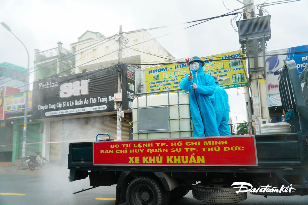 Xe khử khuẩn qua đường Hiệp Bình, phường Hiệp Bình Chánh, TP Thủ Đức.