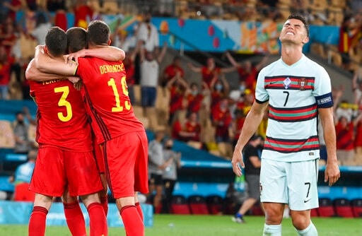 Khi tiếng còi kết thúc trận đấu vang lên, mọi thứ như sụp đổ trước mắt C.Ronaldo. Có thể hiểu được nỗi đau cùng cực của cầu thủ này.