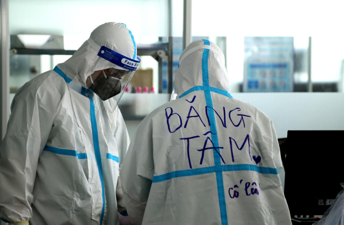 Ngoài viết tên bác sĩ, còn viết phía sau lưng những lời động viên nhau rất dễ thương, cùng nhau chăm sóc cho bệnh nhân, vượt qua đại dịch.  