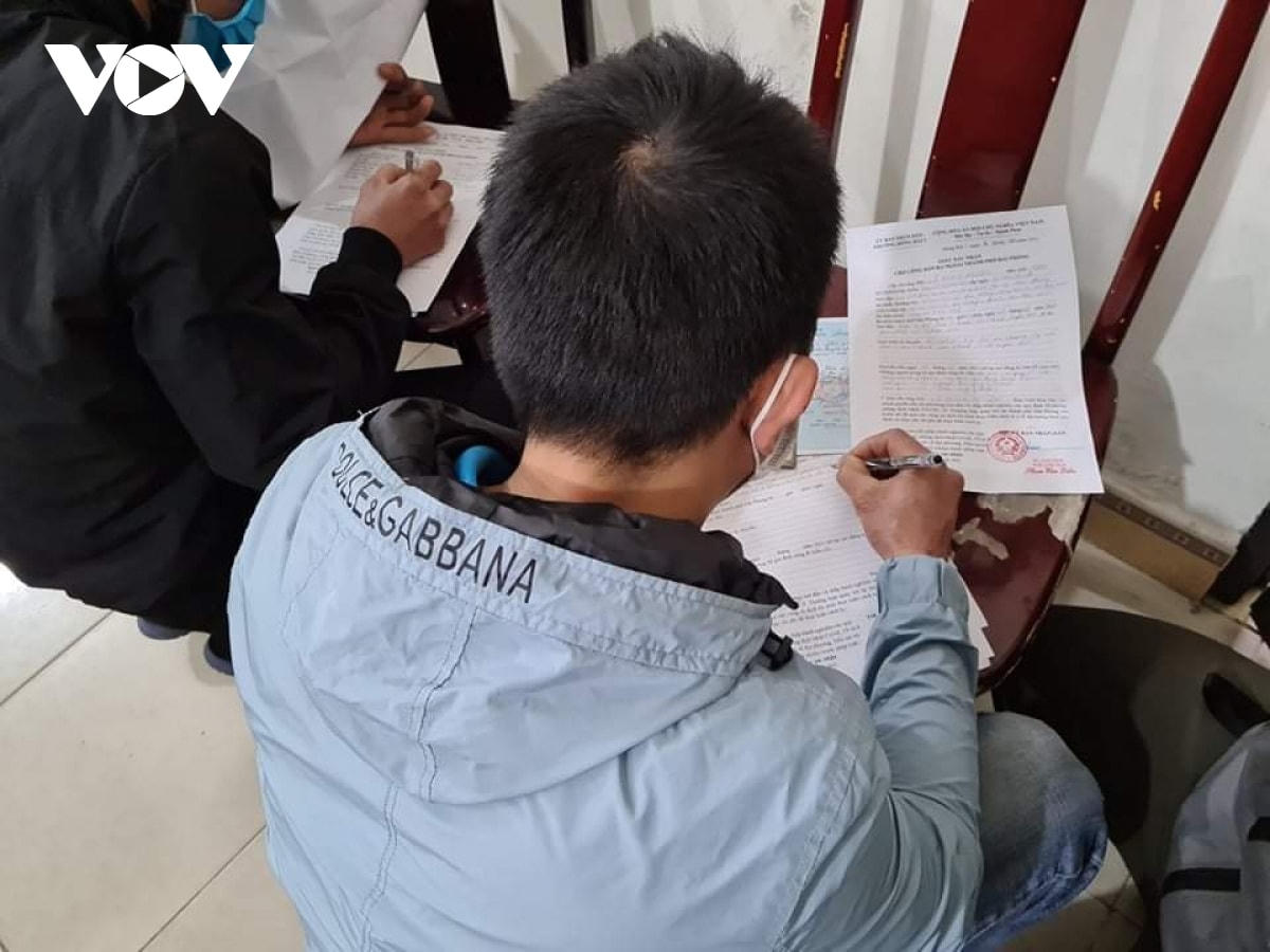 Người dân tập trung đông tại UBND phường, xã để xin giấy xác nhận ra ngoài Hải Phòng.  