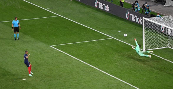 Khoảnh khắc Mbappe đá hỏng quả penalty khiến Pháp cay đắng rời giải.