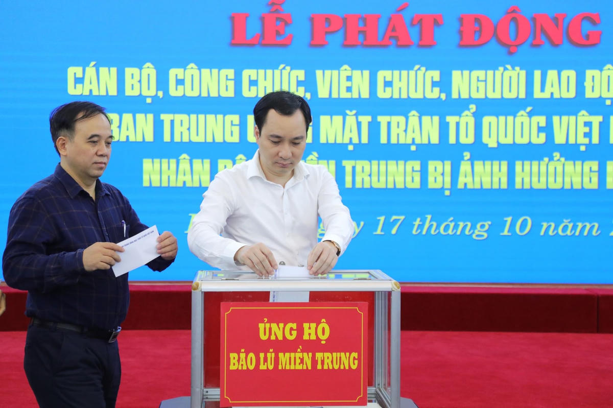 Ông Vũ Văn Tiến, Trưởng ban Tuyên giáo UBTƯ MTTQ Việt Nam ủng hộ đồng bào miền Trung bị bão lũ.