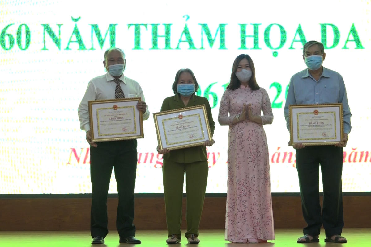 Tặng Bằng khen của Trung ương Hội Nạn nhân chất độc da cam/dioxin cho cho tập thể và cá nhân có thành tích xuất sắc trong công tác hội.
