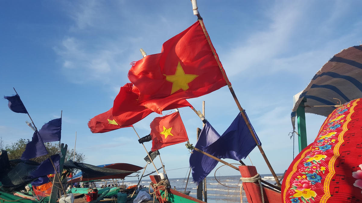 Theo những ngư dân ở bãi chài, những lá cờ Tổ quốc cắm trên mỗi con thuyền vừa để khẳng định chủ quyền trên biển, vừa có tác dụng như những "cột đèn tín hiệu giao thông trên biển", tránh sự va chạm. 