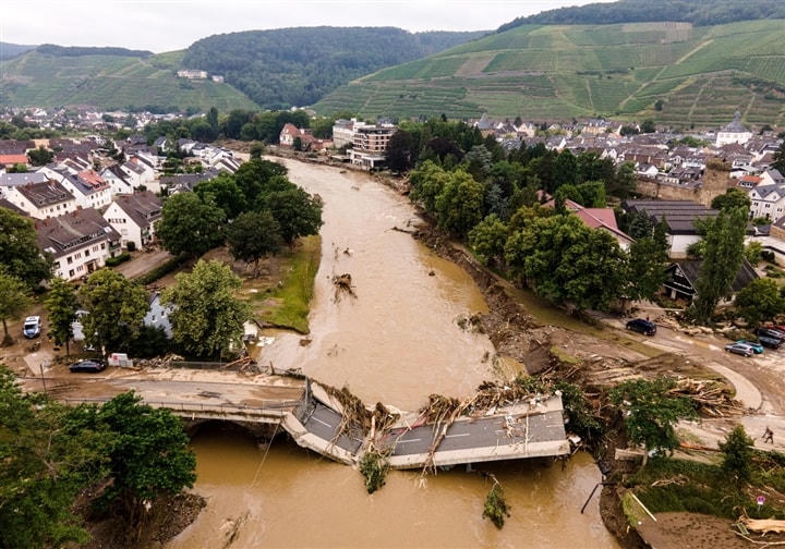 Cầu ở Bad Neueuahr-Ahrweiler, Đức bị hư hại. Ảnh: EPA-EFE.  