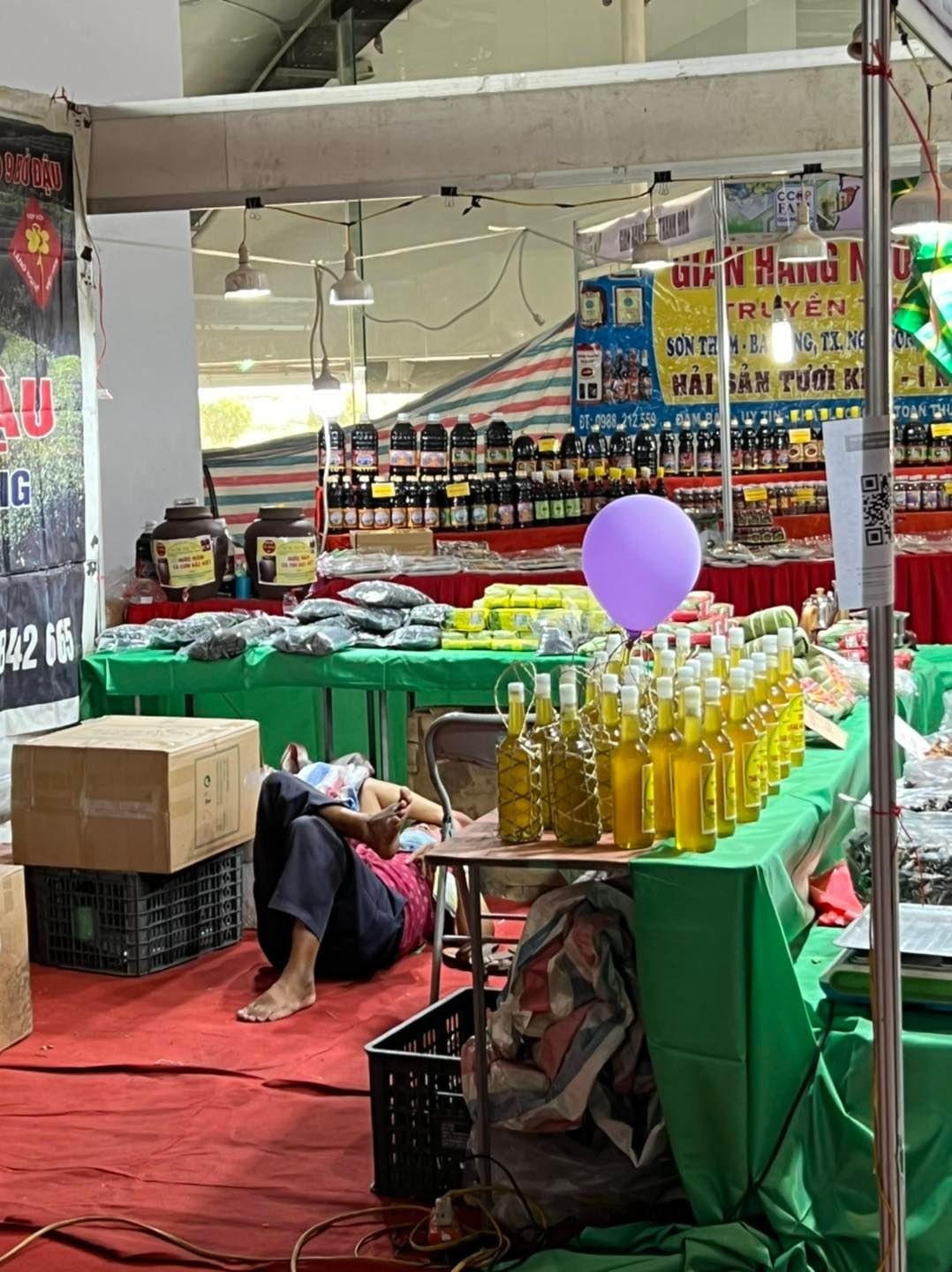 Tiểu thương xem điện thoại hoặc nằm nghỉ giết thời gian…