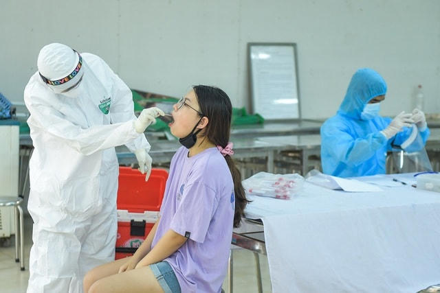 Lấy mẫu xét nghiệm SARS-CoV-2 (Ảnh minh họa. Nguồn: Dân trí).