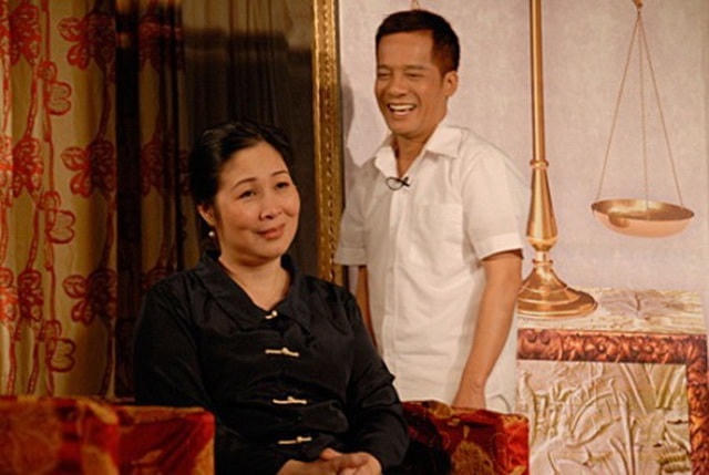 Hồng Vân và Minh Nhí "tung hứng" ăn ý trên sân khấu hài.  