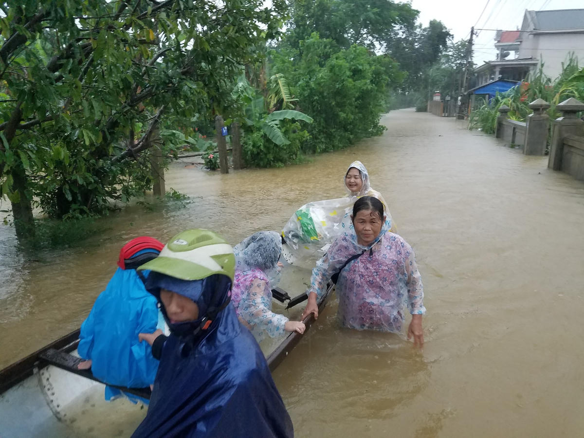 Người dân xóm Gióng (phường An Tây, thành phố  Huế) phải dùng thuyền sơ tán ra khỏi vùng ngập lụt.