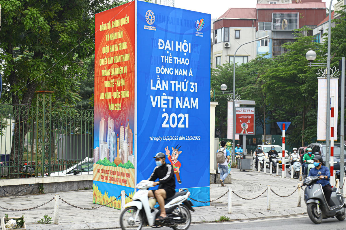 Nhiều tuyến phố của Thủ đô đã được Sở Văn hóa và Thể thao Hà Nội trang hoàng, bố trí các loại áp phích, pano, băng rôn với màu sắc bắt mắt, đa dạng về kích thước, mẫu mã. SEA Games 31 - sự kiện thể thao lớn nhất Đông Nam Á là dịp quảng bá hình ảnh của Thủ đô đến bạn bè quốc tế cũng như trong khu vực.