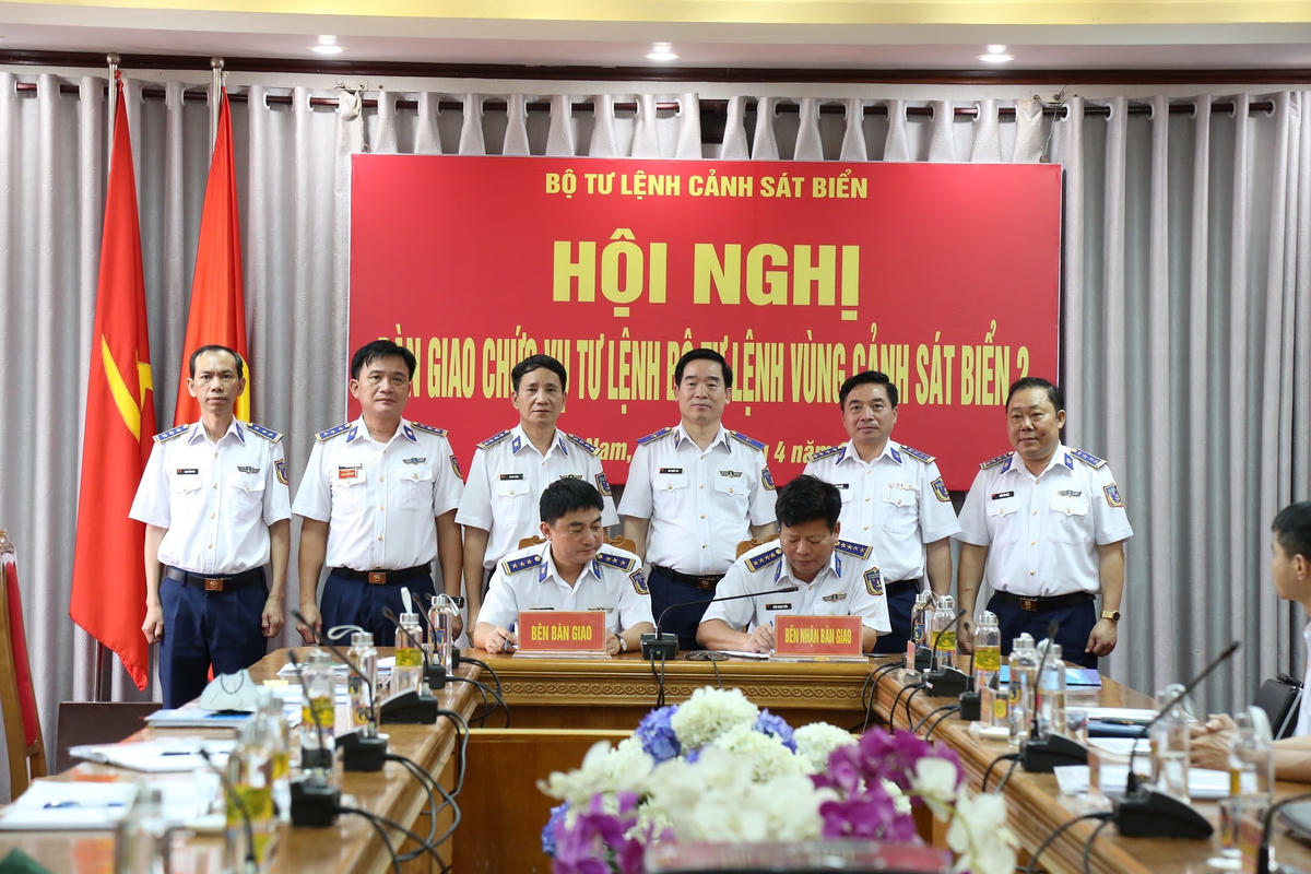 Đại tá Trần Quang Tuấn và Thượng tá Trần Xuân Lương ký kết biên bản bàn giao.
