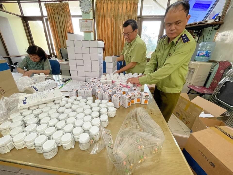 [NÓNG] Phát hiện số lượng lớn dược phẩm Hàn Quốc không hóa đơn từ kho Cảng hàng không Nội Bài