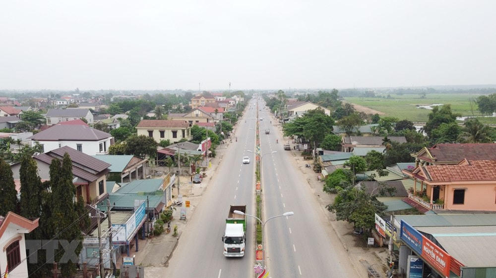Đường 9 (Quốc lộ 9) đoạn qua huyện Cam Lộ nhìn từ trên cao. (Ảnh: Thanh Thủy/TTXVN).