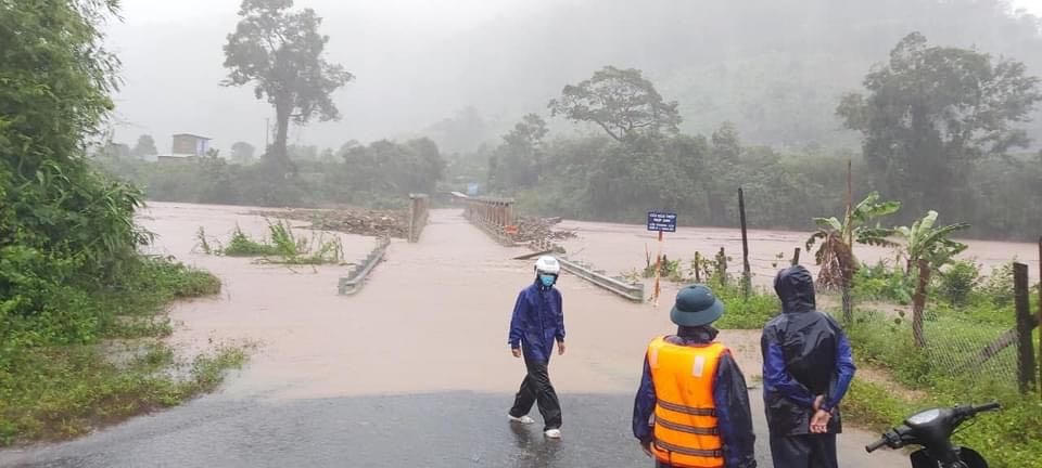 Thời điểm cầu chưa bị cuốn trôi.