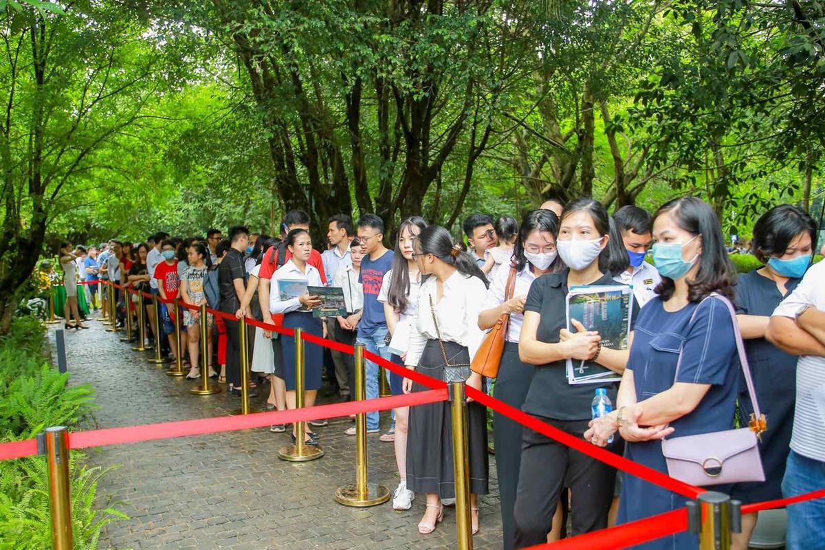 Có những kháchphải xếp hàng từ sáng tới chiều mới tới lượt xem nhà mẫu. Theo đánh giá của tổng giám đốc một sàn bất động sản Hà Nội “đã 5 năm rồi, Hà Nội mới có một dự án bất động sản thu hút khách hàng đông đảo như Sky Oasis của Ecopark”.