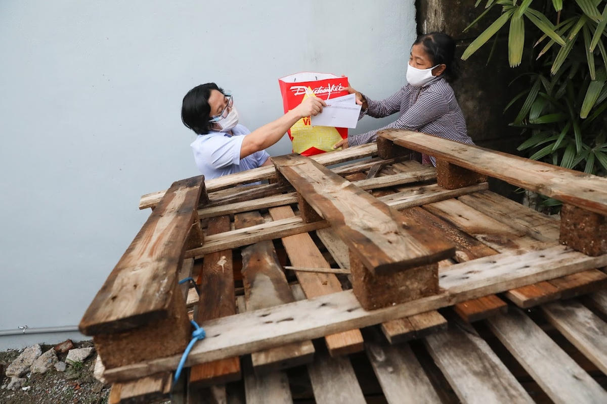 Quyền Tổng Biên tập Báo Đại Đoàn Kết Lê Anh Đạt trao quà hỗ trợ cho người dân có hoàn cảnh khó khăn. 