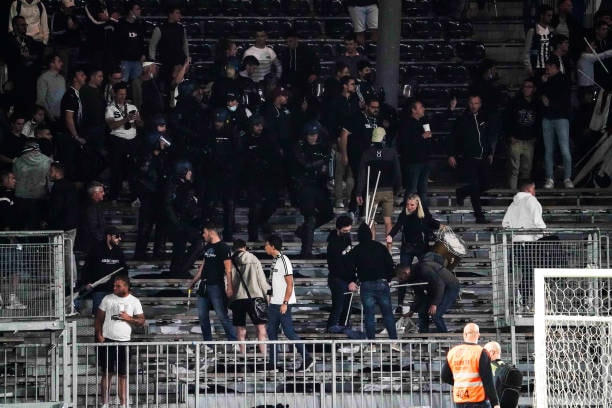 Khán giả giải Ligue 1 lần thứ 3 gây hỗn loạn từ khi Messi đến thi đấu