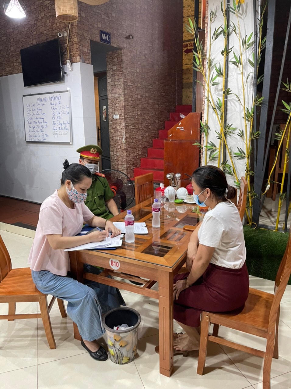 Lực lượng chức năng quận Cầu Giấy tiến hành lập biên bản đối với nhà hàng Nhất Quán về hành vi vi phạm hành chính trong việc không thực hiện quyết định áp dụng biện pháp phòng chống dịch. Có nguy cơ làm lây truyền bệnh dịch tại vùng có dịch.