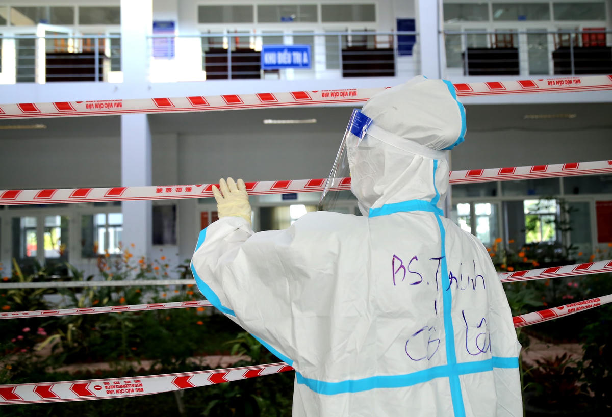 Bác sĩ Trinh của ca trực đầu tiên nhiều cảm xúc khi chờ đón những bệnh nhân đầu tiên của Bệnh viện dã chiến số 1 đến điều trị. 