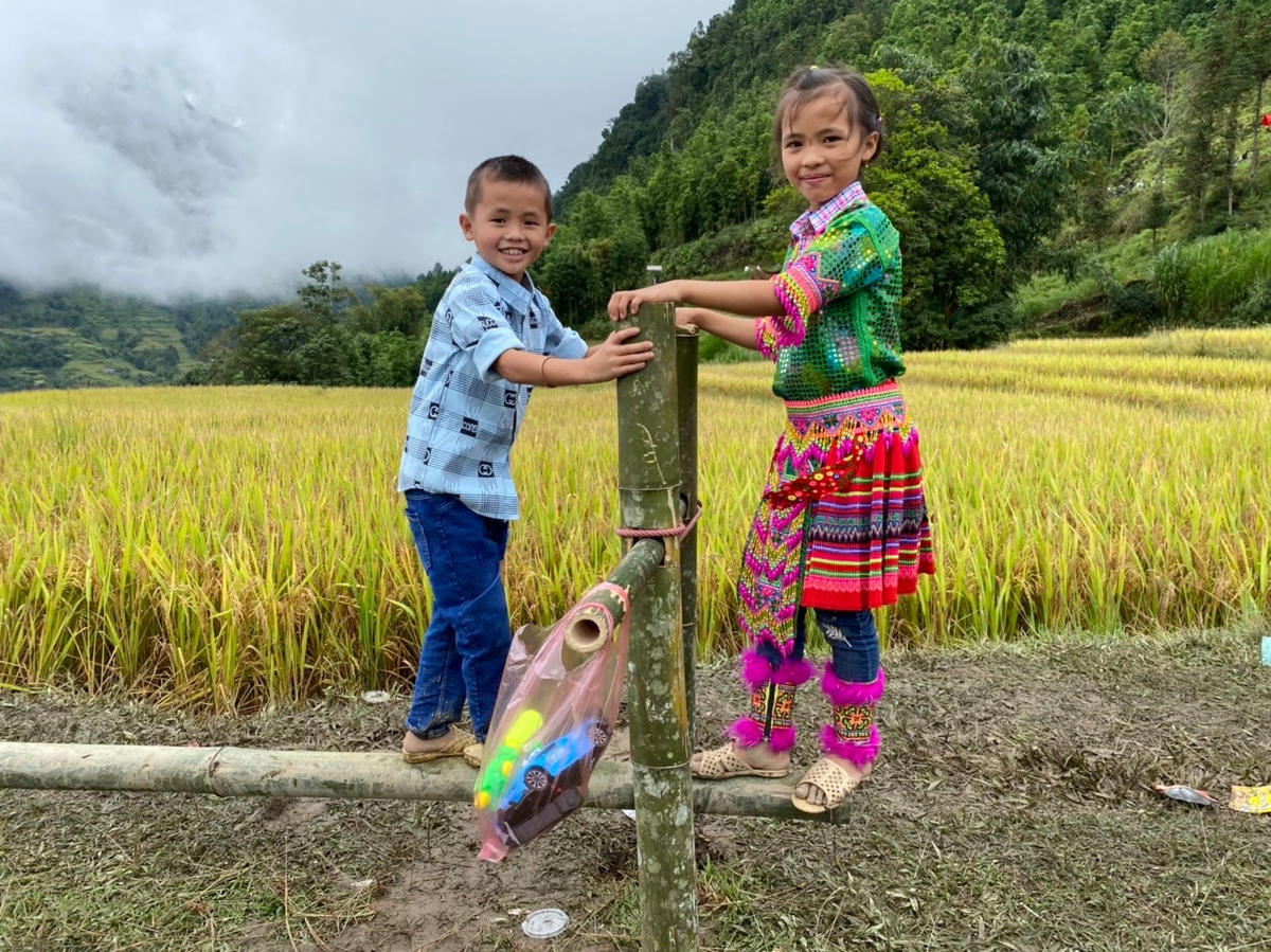 [Ảnh] Lúa chín vàng trên ruộng bậc thang, người Mông mở hội Gầu Tào