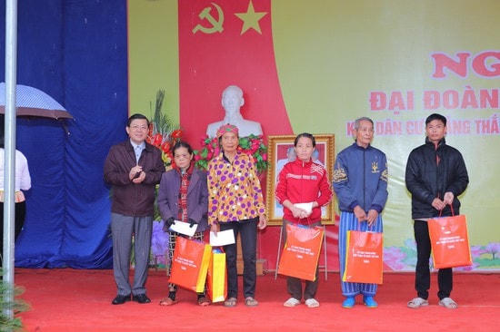 Ông Nguyễn Hữu Dũng, Phó Chủ tịch UBTƯ MTTQ Việt Nam trao tặng quà cho người dân thôn Quảng Thắng.