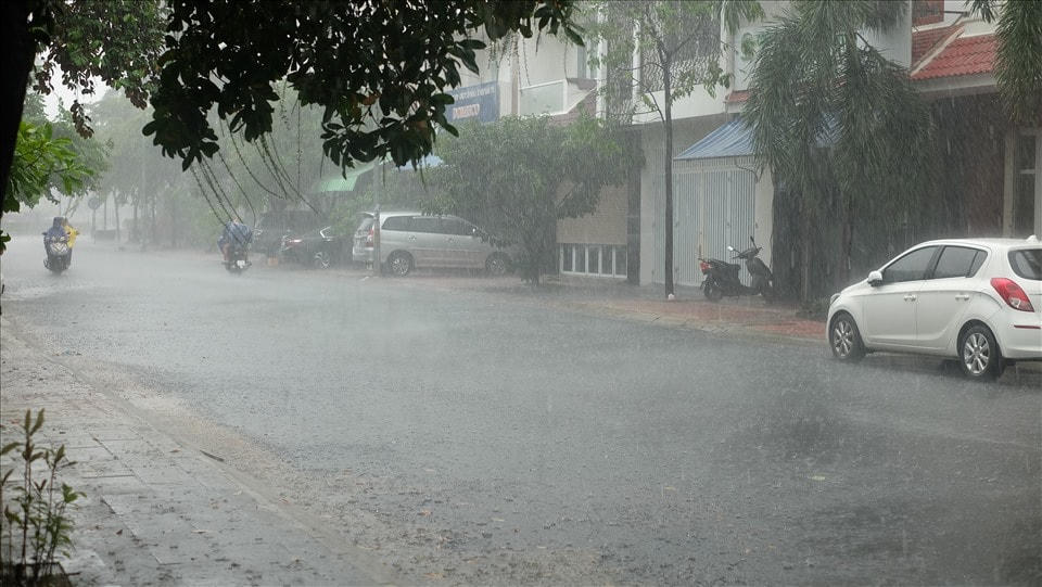 Mưa lớn kéo dài. Ảnh: Lao động.