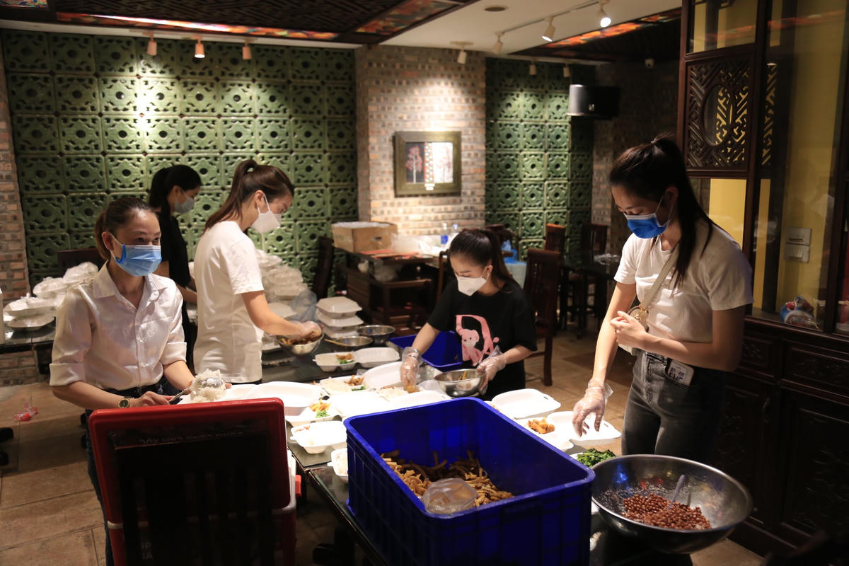 “Triệu bữa cơm - Hà Nội nghĩa tình” là hoạt động do Trung tâm Tình nguyện quốc gia, Hội Liên hiệp Thanh niên Việt Nam thành phố Hà Nội và nhóm các nghệ sĩ, nhà hảo tâm phối hợp triển khai từ ngày 24/7, nhằm hỗ trợ bệnh nhân nghèo, người lao động có hoàn cảnh khó khăn, sinh viên, công nhân nghèo...