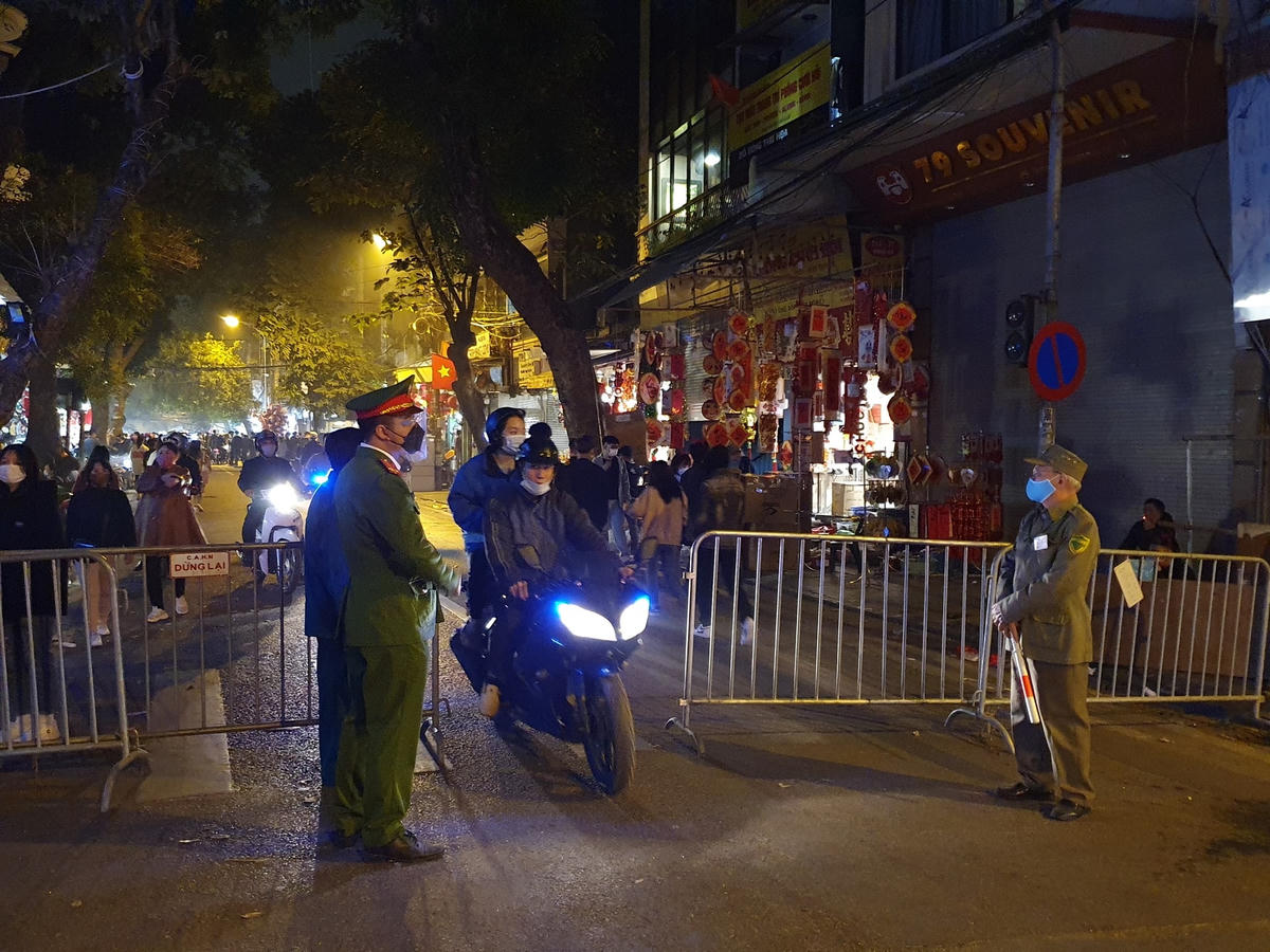 Một chốt chặn trên phố Hàng Mã. Gần đến 21h, lực lượng chức năng đã nhắc nhở các hộ kinh doanh đóng cửa hàng quán, thực hiện quy định phòng, chống dịch.