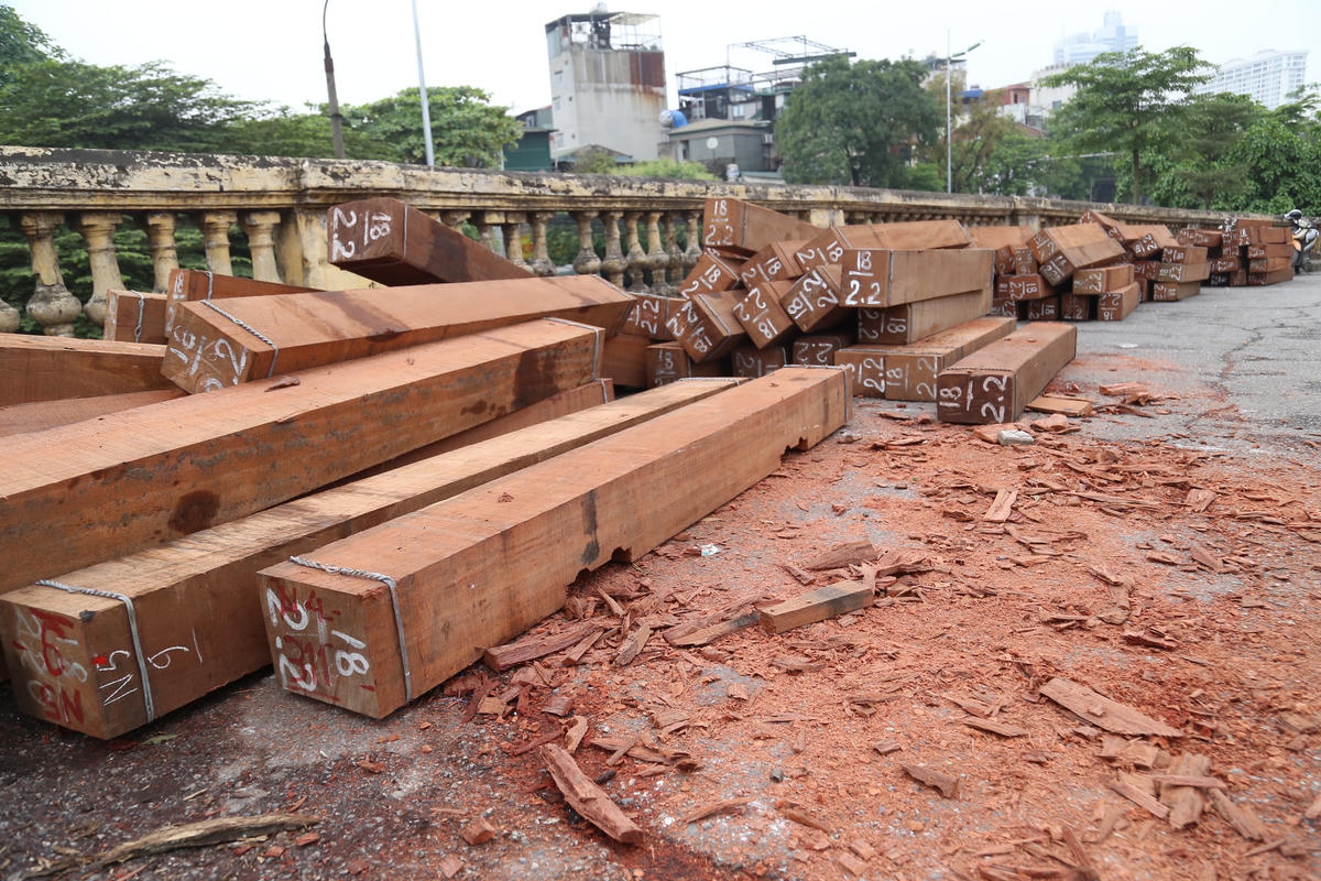 Các thanh gỗ trên đường ray tàu, luôn được sửa chữa, thay mới để đảm bảo an toàn giao thông